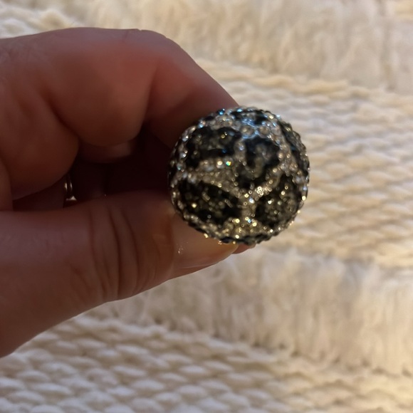 Silver tone leopard design cluster stone ring - Picture 2 of 3